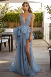 Staubblaues V-Ausschnitt Hochzeitsgastkleid mit Rüschen und Schlitz
